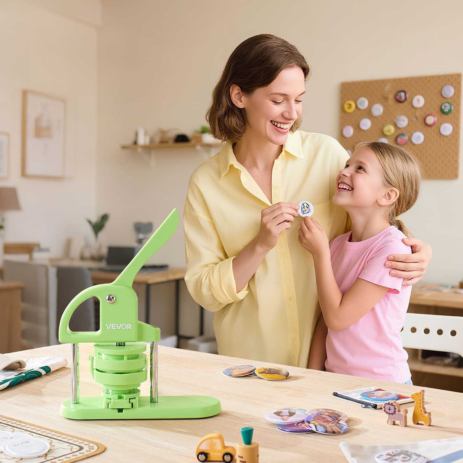 Gombkészítő gép, 75 mm, Műanyag kitűzőkészítő 100 db-os gombbal, Körvágóval és Varázskönyvvel, Megerősített ergonomikus fogantyúval, DIY jelvényekhez, személyre szabott kitűzőkhöz és kulcstartókhoz, Zöld